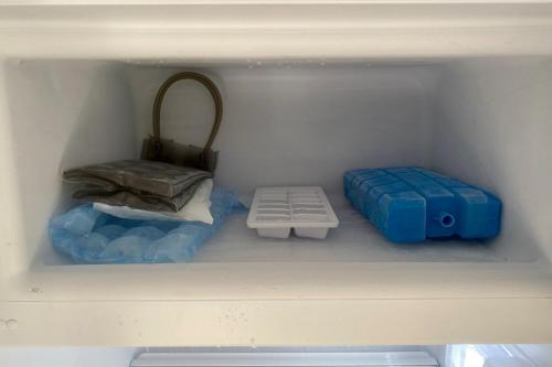 ein Spielzeugzimmer mit 2 Betten und einer Matratze in der Unterkunft Le Cottage proche du Golf in Panazol