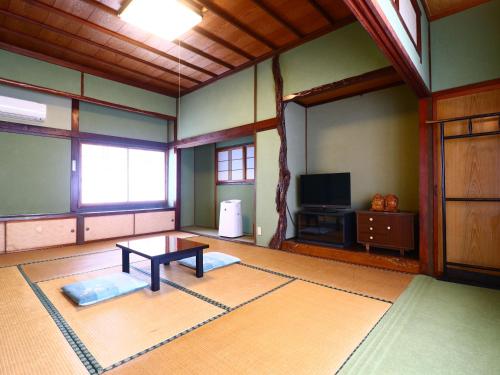 Habitación con mesa y TV. en Uzueso, en Tahara