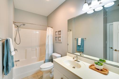 y baño con lavabo, aseo y ducha. en Serene Myrtle Beach Condo with Community Pool! en Myrtle Beach