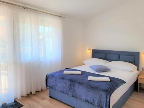 Apartments and rooms with parking space Novi Vinodolski - 19963