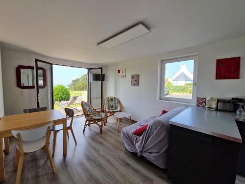 un salon avec un canapé et une table dans l'établissement House on Emerald Coast near GR34 Trail, à Pléneuf-Val-André