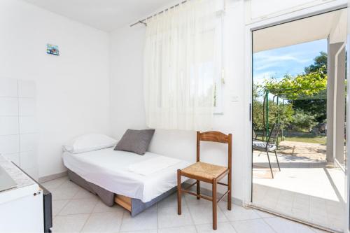 Ένα ή περισσότερα κρεβάτια σε δωμάτιο στο Apartments with parking space Cove Smrceva, Brac - 20193