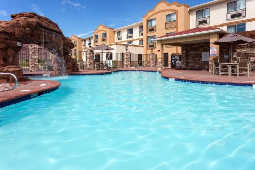 Kolam renang di atau dekat dengan Holiday Inn Express Hotel & Suites Moab by IHG
