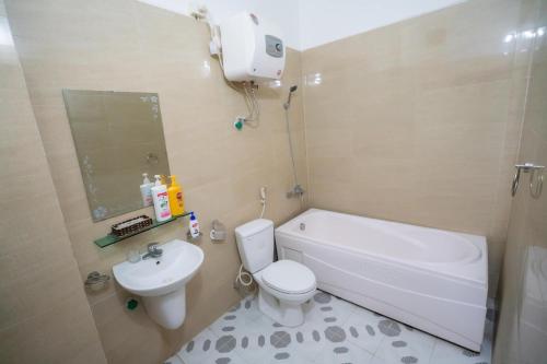 y baño con aseo blanco y lavamanos. en Hoang Yen Hotel - Gần đại học Sư Phạm TN en Thái Nguyên
