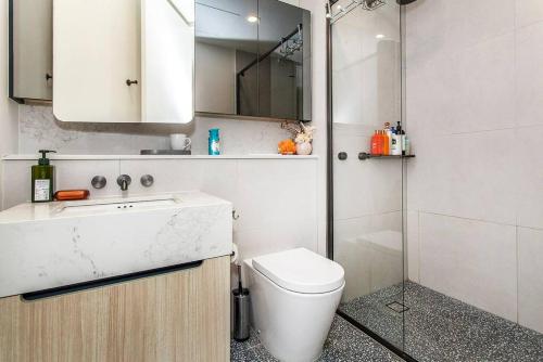 a bathroom with a toilet and a sink and a shower at 2 Bed Apt with CAR Parking in SouthYarra（TF150221） in Melbourne