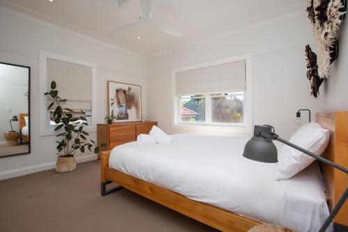 ein Schlafzimmer mit einem großen weißen Bett und einem Fenster in der Unterkunft Bounty on Bligh in Tamworth