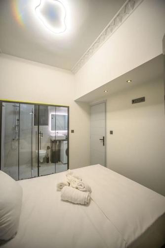 um quarto com uma cama com uma toalha em Etheras Luxury apartment em Loutraki
