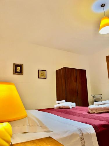 una camera con due letti con lenzuola rosse e bianche di Civico 71 a Casa Santa