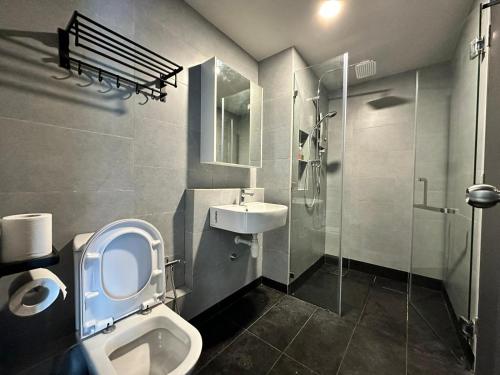 un baño con inodoro y lavabo en 亲子出游首选 步行到码 Suria 家庭房带设施齐全厨房 Perfect for Family Getaways Walk to Jetty & Suria Family Room Full Kitchen, en Kota Kinabalu