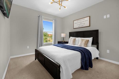 a bedroom with a large bed and a window at 3 Bedrooms 25 Bathrooms Encantada 3122 Yl in Orlando