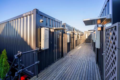 真岡市にあるHOTEL R9 The Yard Mokakumakuraの歩道上黒貨物容器