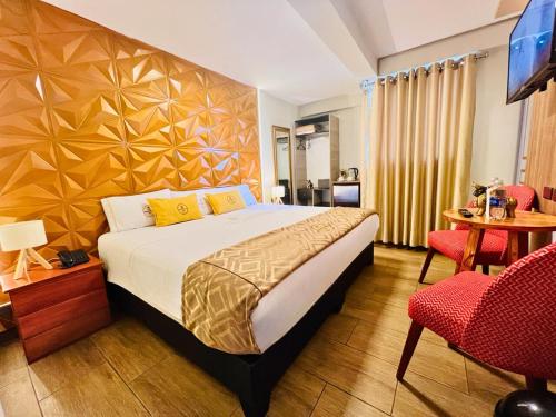 une chambre d'hôtel avec un lit, une table et des chaises dans l'établissement Montreal Magdalena Del Mar Hotel, à Lima