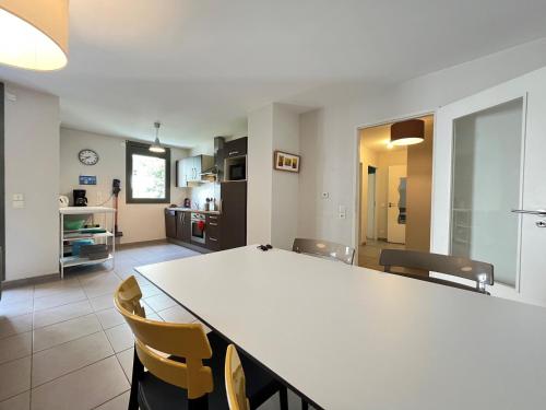 une cuisine et une salle à manger avec une table et des chaises dans l'établissement Charmant 3 pièces rénové avec balcon, ascenseur et garage en plein centre d'Annecy - FR-1-432-85, à Annecy