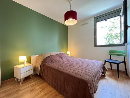une chambre avec un lit, une fenêtre et une table dans l'établissement Charmant 3 pièces rénové avec balcon, ascenseur et garage en plein centre d'Annecy - FR-1-432-85, à Annecy