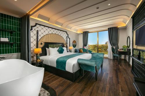 um quarto de hotel com uma cama e uma grande janela em Grand Sunrise Palace Hoi An em Hoi An
