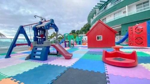 einen Spielplatz mit verschiedenen Spielgeräten in der Unterkunft Angra inn, Angra dos Reis in Angra dos Reis