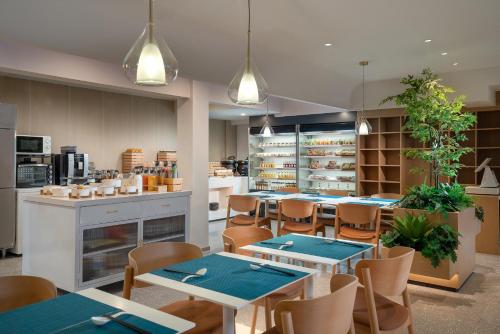 Un restaurante u otro lugar para comer en CYBO Station SSAW Shangpin Hotel Luohu Shenzhen