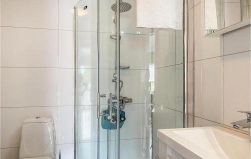 een badkamer met een douche, een toilet en een wastafel bij Gorgeous Apartment In lesund With House A Panoramic View in Ålesund