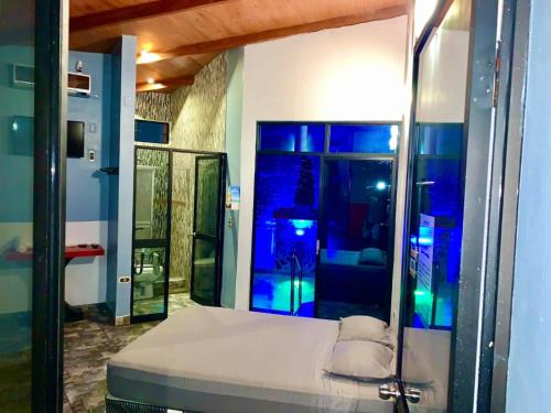 Cama en habitación con luces azules en Hospedaje Vegas en Tarapoto