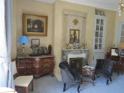 a living room filled with furniture and a fireplace at Victoria Arromanches B&B in Tracy-sur-Mer