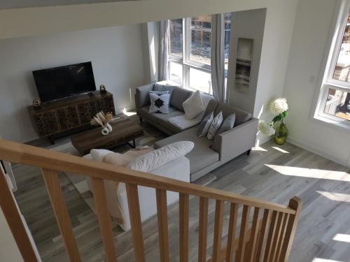 a living room with a couch and a tv at Beautiful, 4brd-3bthTownhome 7mins to Lakeshore in Barrie