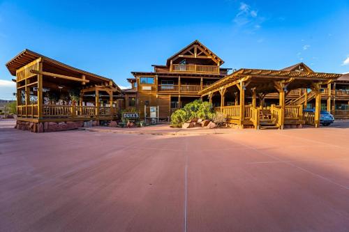 un grande lodge con parcheggio antistante di Desert Rose Resort & Cabins a Bluff