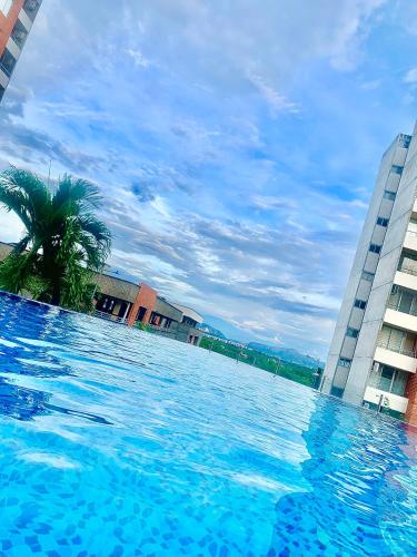 a large swimming pool in front of a building at Apartamento vacacional Girardot, in Girardot