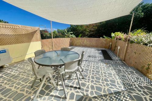 A balcony or terrace at Manuiti apartment - Punaauia - 2 bdr - Wifi - AC - Pool - up to 7 people