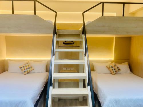 Divstāvu gulta vai divstāvu gultas numurā naktsmītnē Penghu Good together Villa