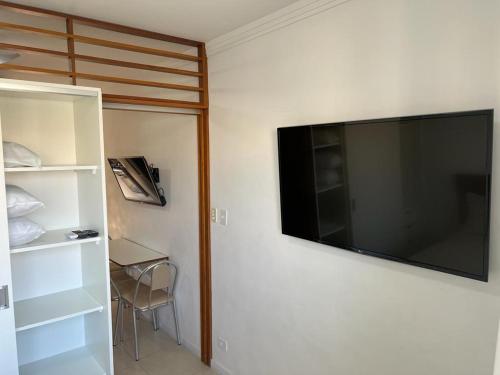 Μια τηλεόραση ή/και κέντρο ψυχαγωγίας στο Aconchegante Pitangueiras - Ap. 1312