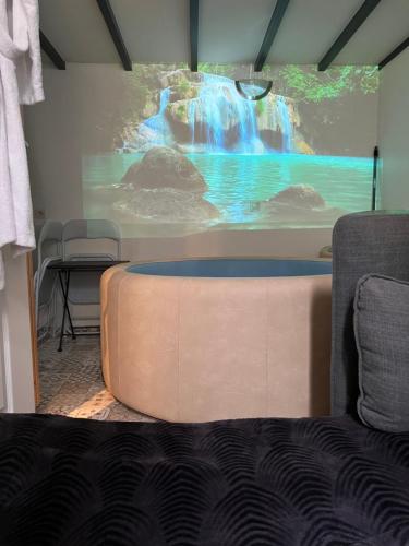 Zimmer mit einem großen Gemälde eines Wasserfalls in der Unterkunft Maison spa in Soisy-sur-Seine