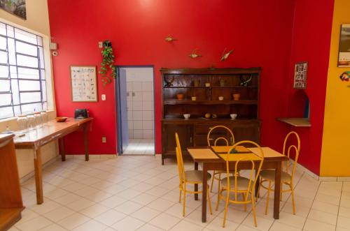 uma sala de jantar com paredes vermelhas e uma mesa e cadeiras em Goiânia Palace Hotel em Goiânia
