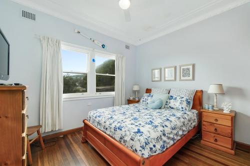 1 dormitorio con cama y ventana en Shellseekers, 4 Hodgson Street, en Crescent Head