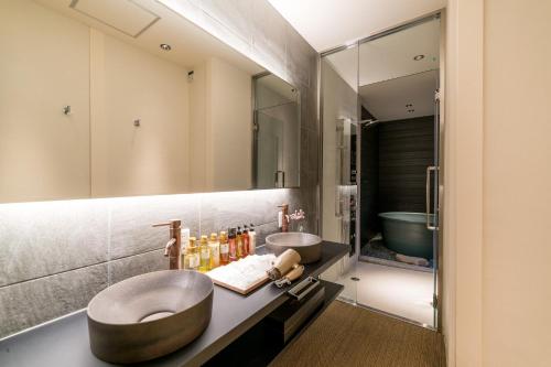 大阪的住宿－Konjaku-so Osaka Jonan Tsuruhashi no Yado - Vacation STAY 24588v，一间带两个盥洗盆和大镜子的浴室