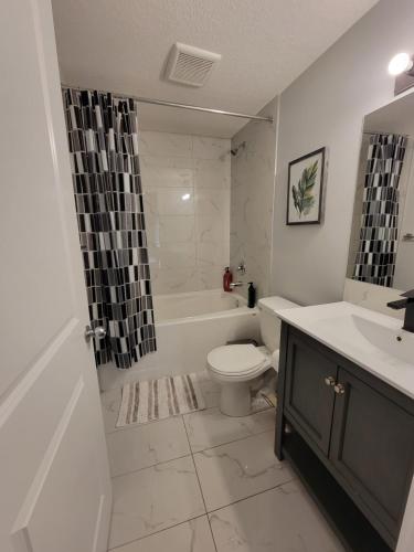 Ванна кімната в Lovelyn's hub