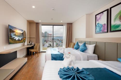 une chambre d'hôtel avec 2 lits avec des animaux rembourrés dans l'établissement Elite Hotel Nha Trang, à Nha Trang
