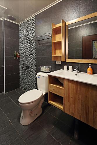 a bathroom with a toilet and a sink and a shower at Happiness Yes Inn in Luodong