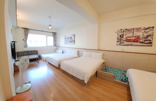 a hotel room with two beds and a television at Happiness Yes Inn in Luodong