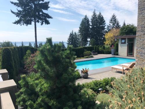 Bazén v ubytování Luxury accomodation in West Vancouver nebo v jeho okolí