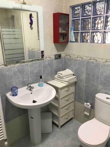 a bathroom with a sink and a toilet at SUITE LUJOSO CON CHIMENEA in Daimiel