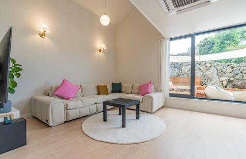 พื้นที่นั่งเล่นของ Jois House