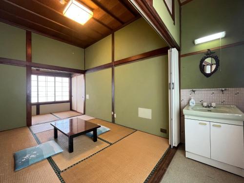 田原市にある宇津江荘のバスルーム(シンク、テーブル付)が備わります。