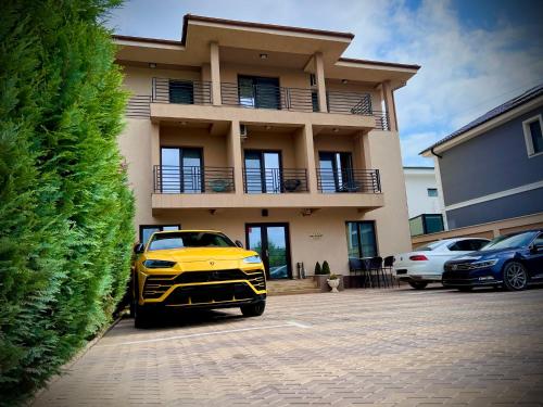 ママイア・ノルドにあるMRC RESORT Mamaia Nordの家の前に停車する黄色い車