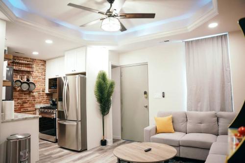 uma sala de estar com um sofá e uma ventoinha de tecto em Sleek and Cozy Micro Fells Point Residence! em Baltimore