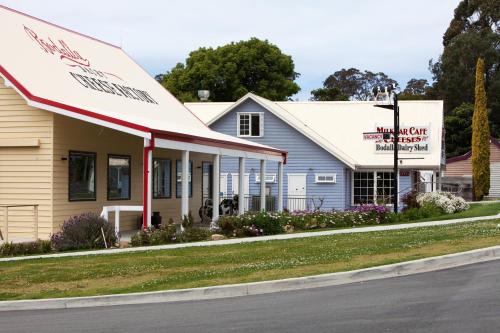 un edificio con un letrero para un restaurante en Bodalla Dairy Shed Guest Rooms, en Bodalla