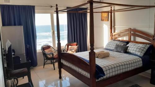 Postel nebo postele na pokoji v ubytování Umkomaas Lodge