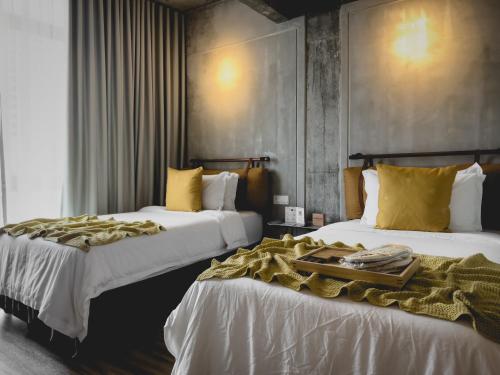 pokój hotelowy z 2 łóżkami i tacą w obiekcie Hotel Mokozoyo w mieście George Town