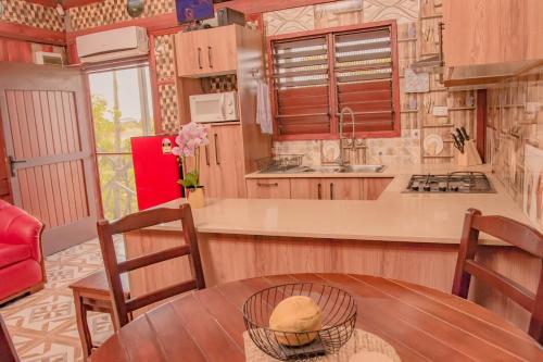 cocina con mesa de madera y cocina con fregadero en Tahals Holiday Villas en Nadi