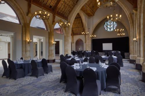 une salle de banquet avec des tables et des chaises dans un bâtiment dans l'établissement Holiday Inn Bolton Centre, an IHG Hotel, à Bolton