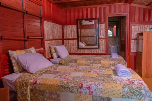 1 dormitorio con 2 camas en una habitación de color rojo en Tahals Holiday Villas en Nadi